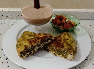 Foto principal de Tortilla de judías verdes con agar agar y leche de almendra con gachas dulces