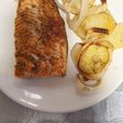 Salmón al horno con cama de patatas y cebolla