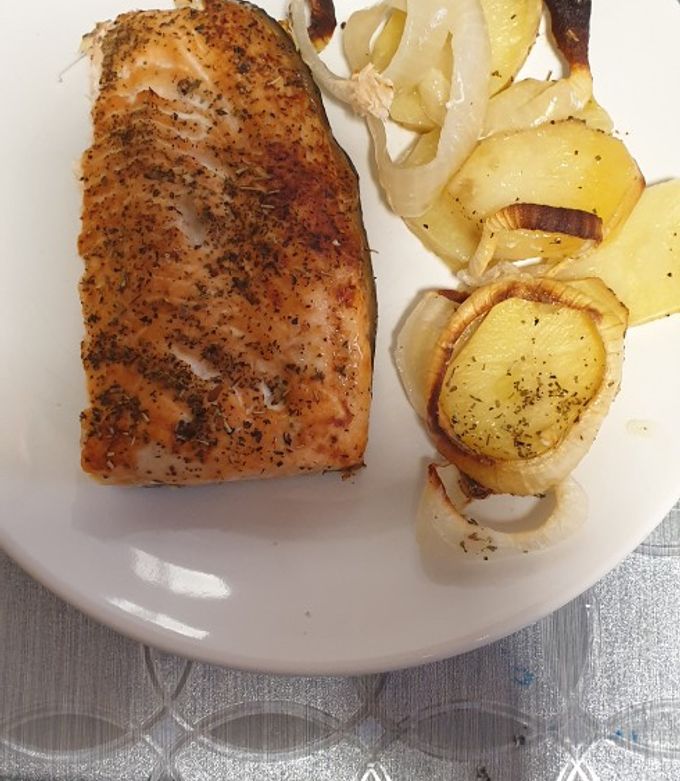 Foto principal de Salmón al horno con cama de patatas y cebolla