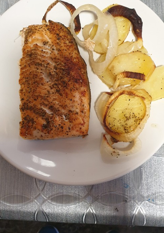 Una foto de Salmón al horno con cama de patatas y cebolla