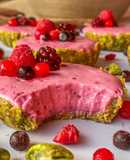 Tartaletas de pistacho y cheesecake de frutos rojos