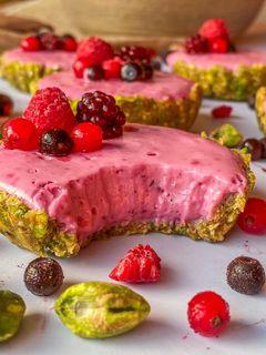Una foto de Tartaletas de pistacho y cheesecake de frutos rojos
