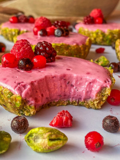 Una foto de Tartaletas de pistacho y cheesecake de frutos rojos