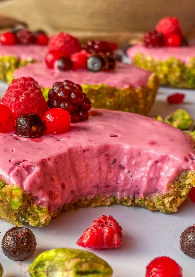 Una foto de Tartaletas de pistacho y cheesecake de frutos rojos