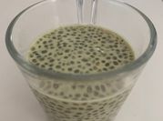 Una foto de café té matcha