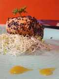 Salmón Con Costra De Ajonjolí Y Chipotle Seco
