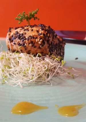 Una foto de Salmón Con Costra De Ajonjolí Y Chipotle Seco