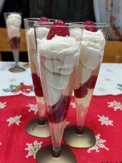 Una foto de Gelatina de cava con frambuesas y mousse de chocolate blanco