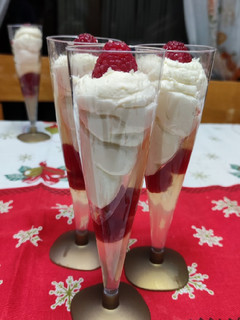 Una foto de Gelatina de cava con frambuesas y mousse de chocolate blanco