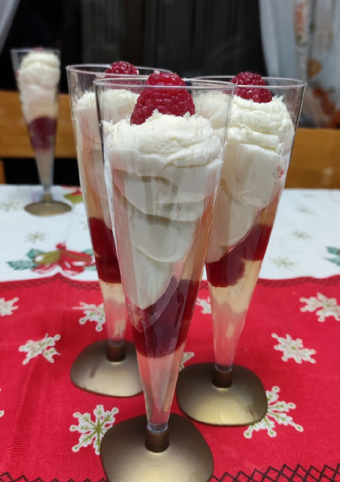 Una foto de Gelatina de cava con frambuesas y mousse de chocolate blanco