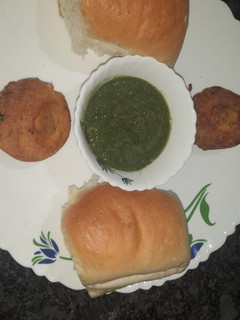 वड़ा पाव (vada pav recipe in Hindi) रेसिपी मुख्य फोटो