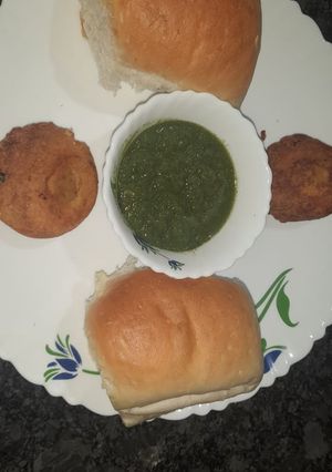 वड़ा पाव (vada pav recipe in Hindi) रेसिपी मुख्य फोटो