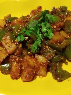 सिमला बटाटा भाजी (shimla batata bhaji recipe in marathi) रेसिपी चे मुख्य फोटो 