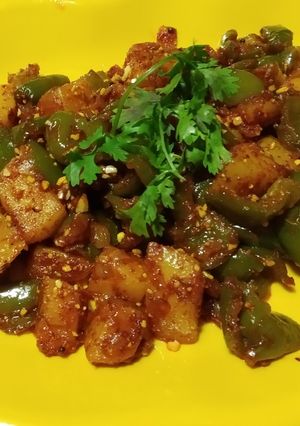 सिमला बटाटा भाजी (shimla batata bhaji recipe in marathi) रेसिपी चे मुख्य फोटो 