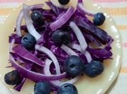 Una foto de ensalada de arándano