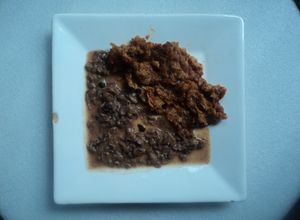 Una foto de Revoltijo ranchero de chicharrón de cerdo y pollo desmenuzado a los tres chiles con pulque. México