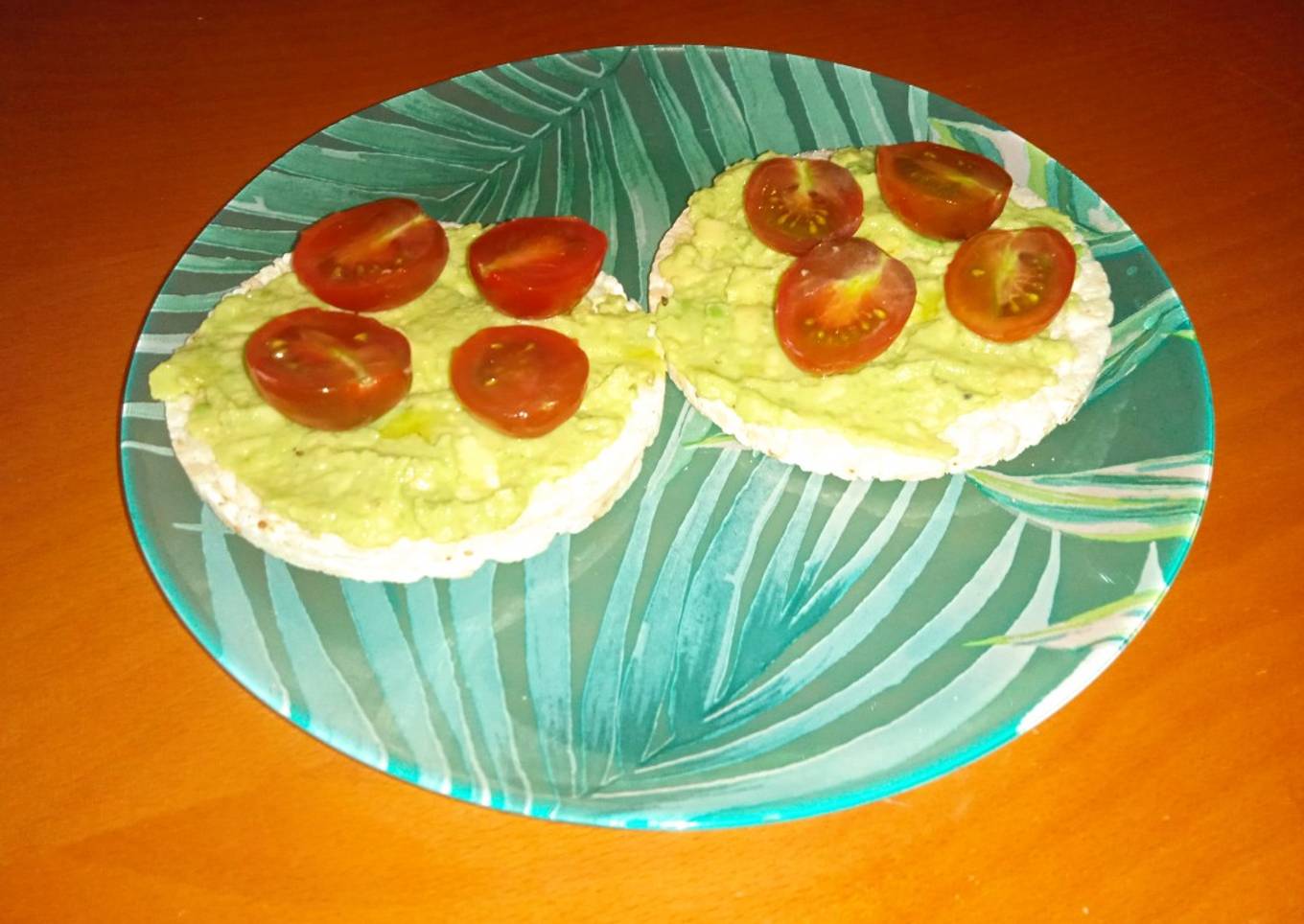 Tortita de arroz con aguacate y cherrys