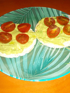 Una foto de Tortita de arroz con aguacate y cherrys