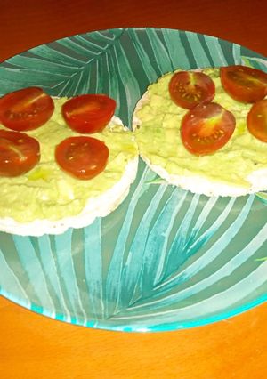 Una foto de Tortita de arroz con aguacate y cherrys