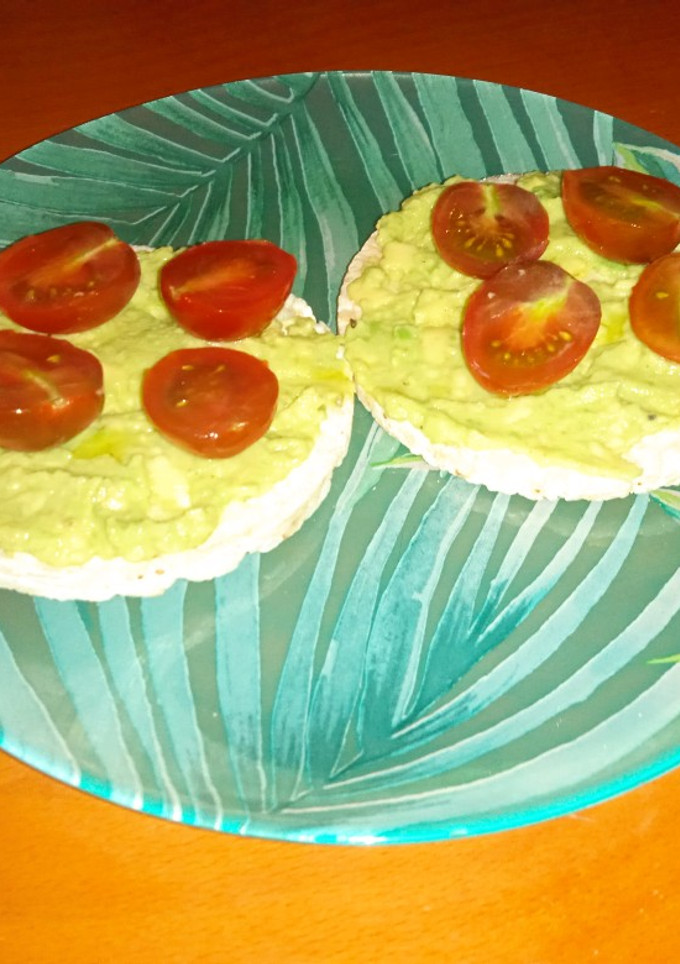 Una foto de Tortita de arroz con aguacate y cherrys