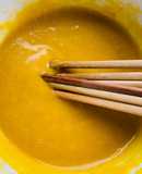 Mayonnaise làm sốt trộn salad đánh bằng đũa ăn cơm