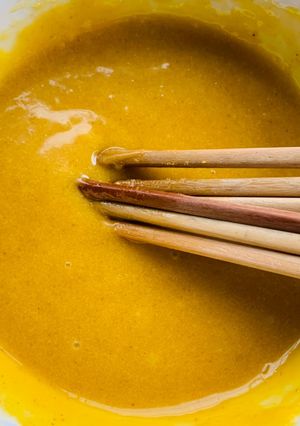 Hình của món Mayonnaise làm sốt trộn salad đánh bằng đũa ăn cơm.