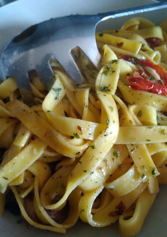 Una foto de Taggliatele con tomate seco