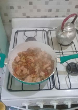 Una foto de Fideos a la sartén de cerámica