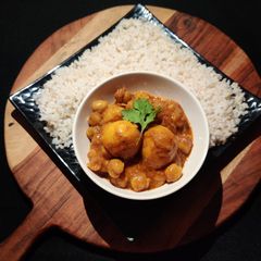 A picture of CHOLE ALOO DRY CURRY with BOILED BROWN RICE.