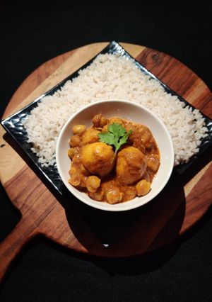 A picture of CHOLE ALOO DRY CURRY with BOILED BROWN RICE.