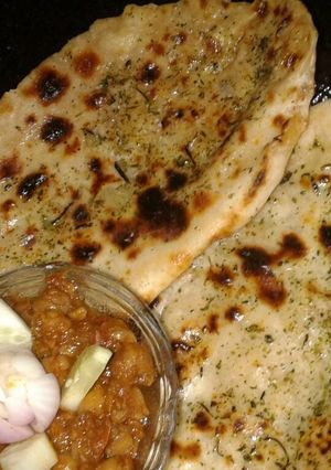 A picture of Tabdoori aloo kulcha with masala chana.