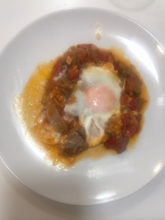 Una foto de Carne de cocido en fritada con huevo escalfado