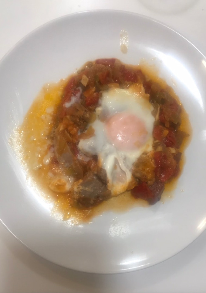Una foto de Carne de cocido en fritada con huevo escalfado