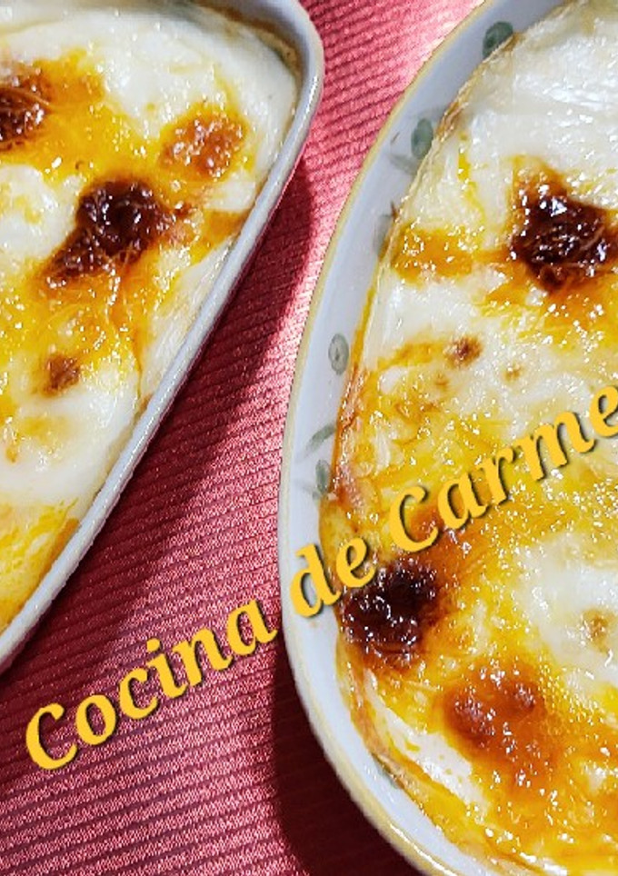 Una foto de Huevos de codorniz al plato con sobrasada y queso