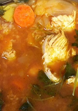 Una foto de Sopa de pollo con arroz y verduras