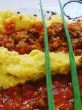 Purê cremoso de batata doce com queijo parmesão e molho de carne