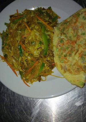 A picture of Singapore noddles with fried egg.