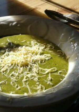 Una foto de Sopa crema hojas verdes