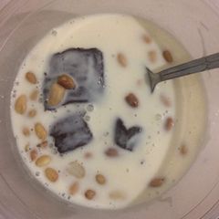 A picture of Ijebu Garri with groundnut,milk and milo.