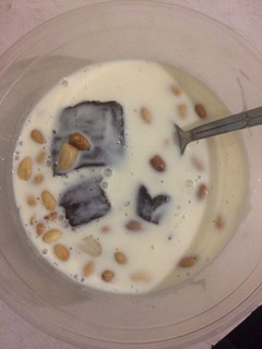 A picture of Ijebu Garri with groundnut,milk and milo.