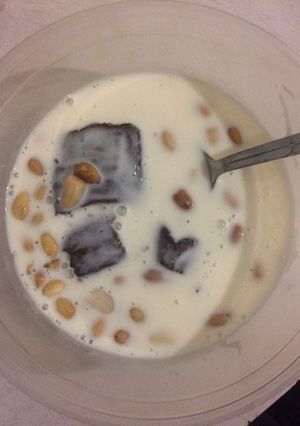 A picture of Ijebu Garri with groundnut,milk and milo.