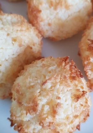 A picture of Coconut haystack bites.