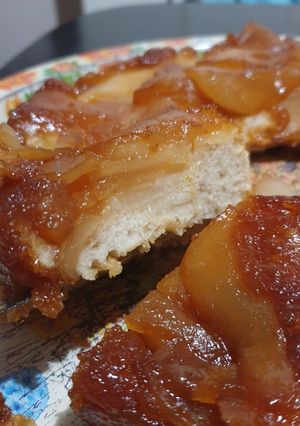 Una foto de Torta de peras invertidas sin TACC