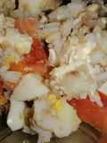 Ensalada de arroz, atún, huevo y tomate