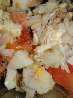 Una foto de Ensalada de arroz, atún, huevo y tomate