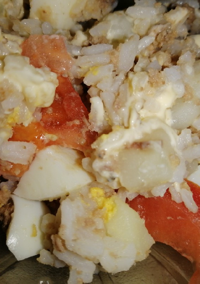 Una foto de Ensalada de arroz, atún, huevo y tomate