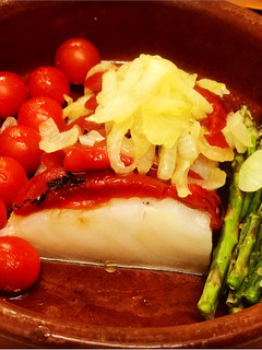 Una foto de Bacalao al horno con verduras