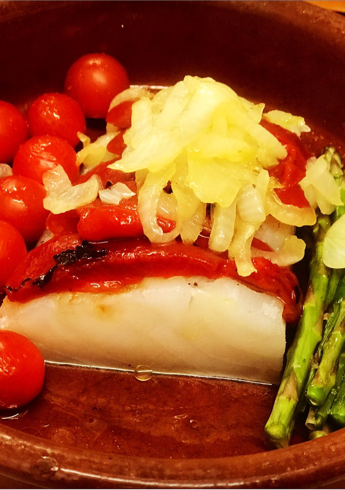 Una foto de Bacalao al horno con verduras