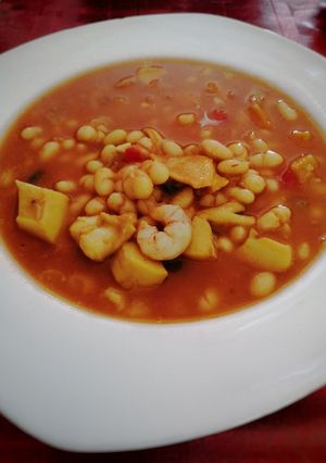 Una foto de Habichuelas con choco y gambas
