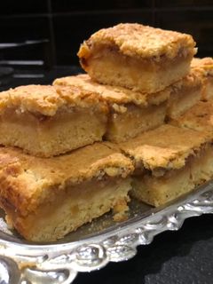 Almás pite fahéjas szilvalekvárral recept fotója
